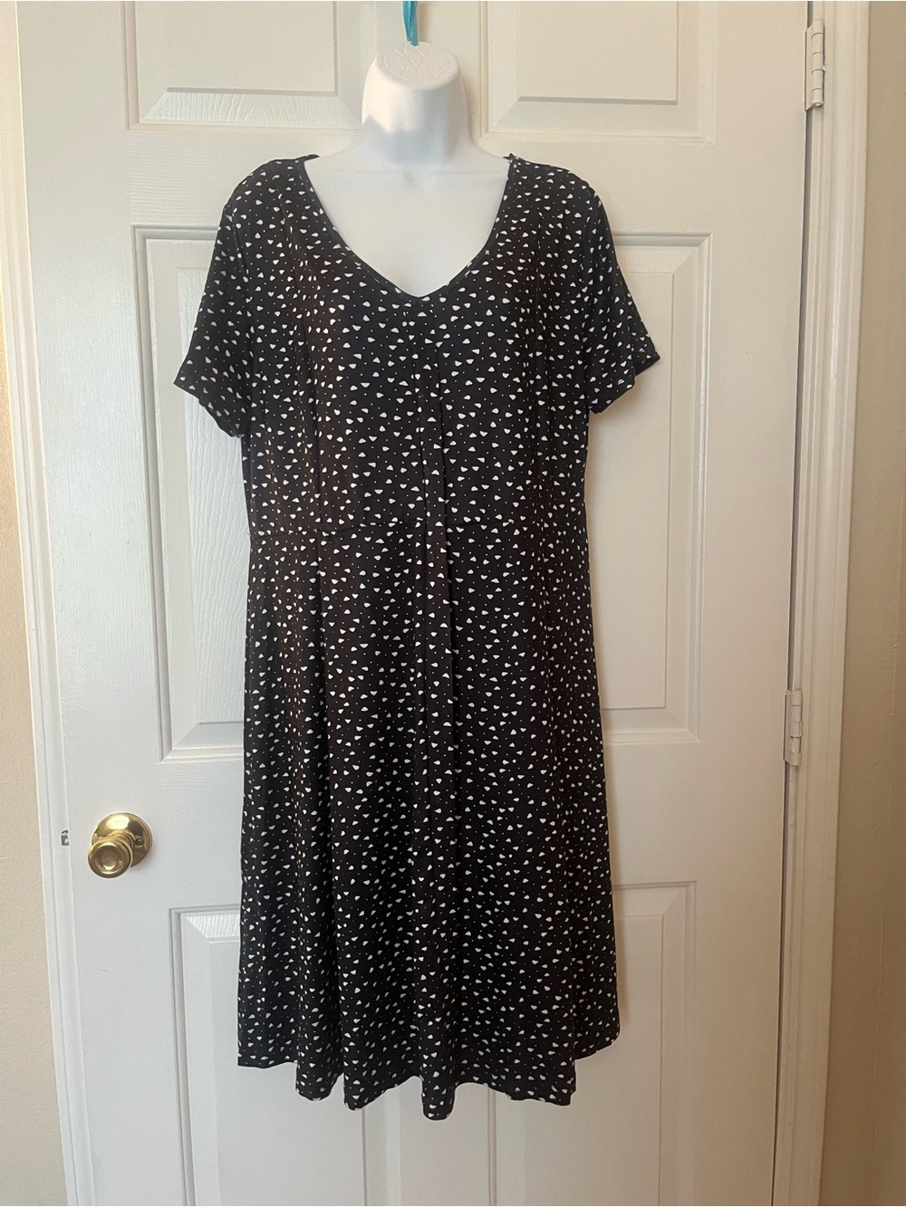Black Short-Sleeve V-Neck Casual Dress with White Heart Print